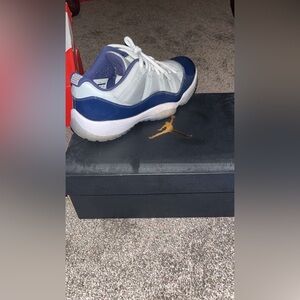 Jordan Georgetowns Men’s 10 slightly worn white and navy